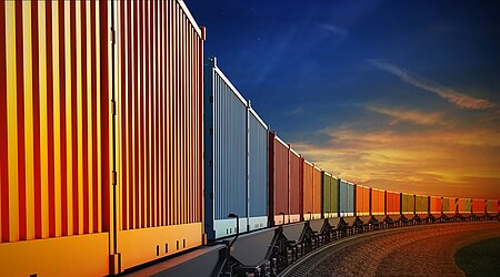 [Translate to Englisch:] Güterzug mit Containern